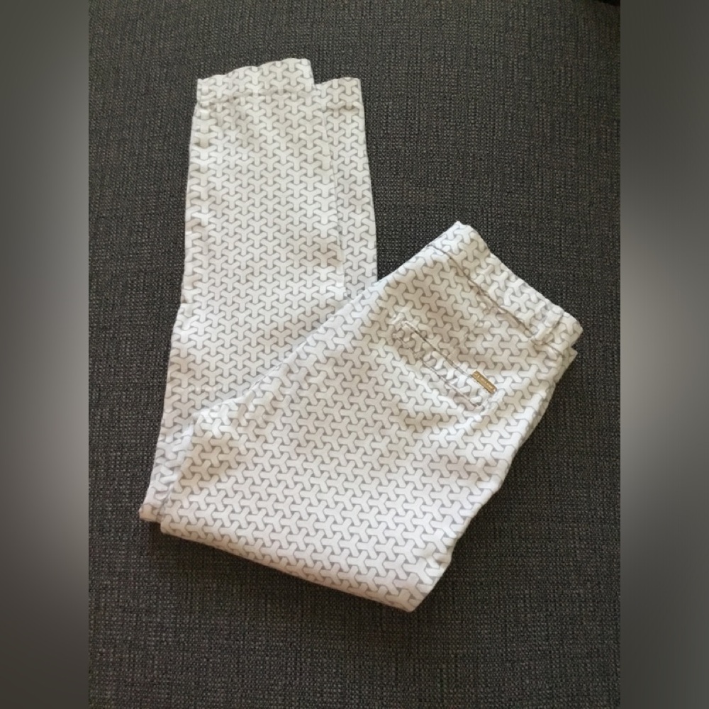 chic White Skinny Capris with Subtle Gray Pattern